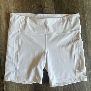 Athleta Ultimate Stash II 7” Short White Women’s XL